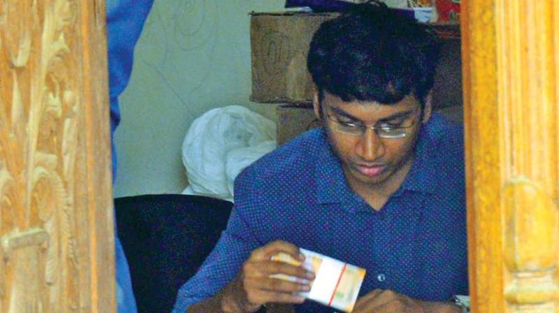 An official counts the notes seized in Vellore. (Photo: K. Senthil Nathan) An official counts the notes seized in Vellore. (Photo: K. Senthil Nathan)