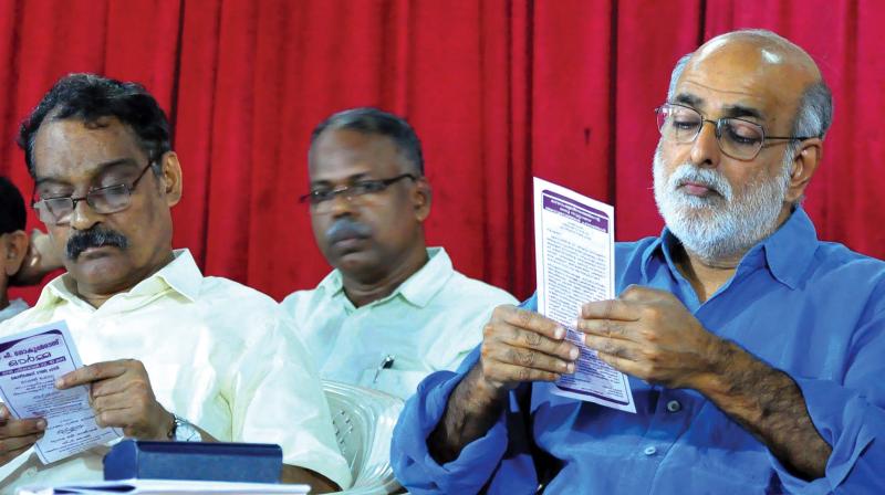 Sashi Kumar and writer N.Prabhakaran during P.Gokuldas commemoration meeting in Kozhikode on Thursday. (Photo: Venugopal) Sashi Kumar and writer N.Prabhakaran during P.Gokuldas commemoration meeting in Kozhikode on Thursday. (Photo: Venugopal)