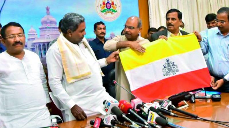 Flagging 'Kannadiga pride' ahead of Karnataka Assembly elections, Chief Minister Siddaramaiah had unveiled the flag. (Photo: File | PTI) Flagging 'Kannadiga pride' ahead of Karnataka Assembly elections, Chief Minister Siddaramaiah had unveiled the flag. (Photo: File | PTI)