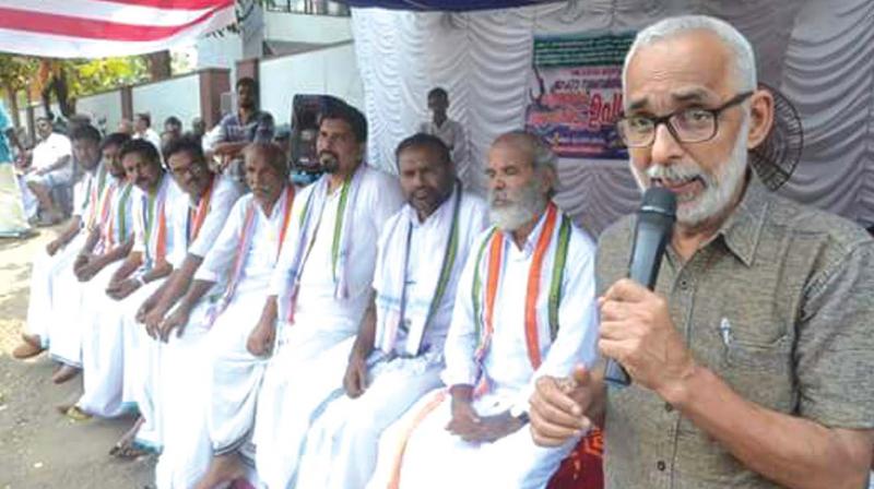 Green activist C.R, Neelakantan speaks at the protest site at J.T road in Vadakara on Monday. (Photo: DC) Green activist C.R, Neelakantan speaks at the protest site at J.T road in Vadakara on Monday. (Photo: DC)