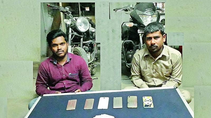 Shaik Siraj (left) Mohd Abbas who posed as police officials and stole bikes and mobiles. Shaik Siraj (left) Mohd Abbas who posed as police officials and stole bikes and mobiles.