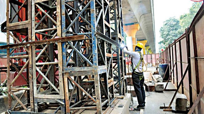 BMRCL carrying out emergency repair work at Metro pillar which has developed cracks, near Trinity station on MG Road in Bengaluru on Thursday —KPN BMRCL carrying out emergency repair work at Metro pillar which has developed cracks, near Trinity station on MG Road in Bengaluru on Thursday —KPN