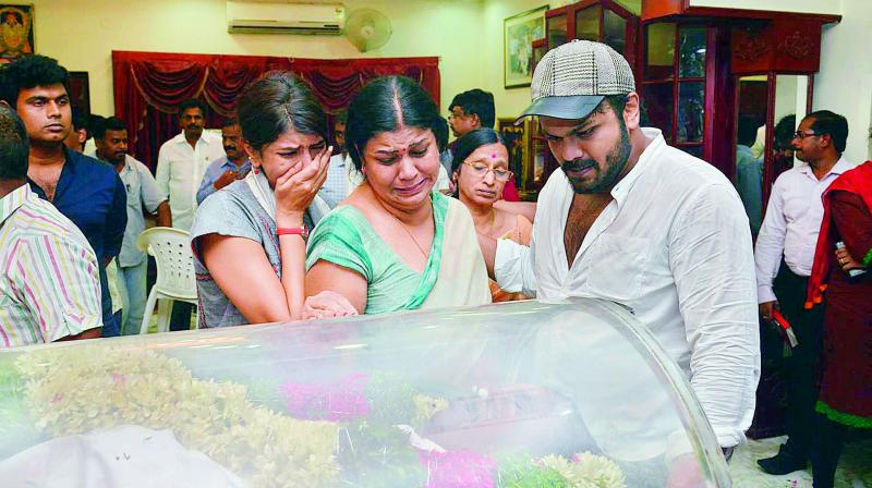 Lakshmi Manchu, Mohan Babu’s wife and son Manchu Manoj unable to hold back their tears as they pay respects to Dasari Narayana Rao at his residence in Hyderabad on Tuesday. (Photo: Deccan chronicle) Lakshmi Manchu, Mohan Babu’s wife and son Manchu Manoj unable to hold back their tears as they pay respects to Dasari Narayana Rao at his residence in Hyderabad on Tuesday. (Photo: Deccan chronicle)