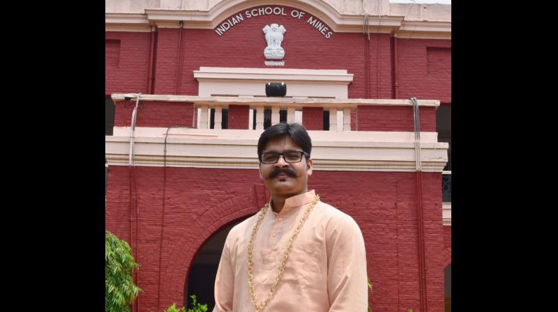 Prime Minister Narendra Modi gifted his garland to the engineering student Rabesh Kumar Singh. (Photo: Twitter | @RabeshKumar) Prime Minister Narendra Modi gifted his garland to the engineering student Rabesh Kumar Singh. (Photo: Twitter | @RabeshKumar)