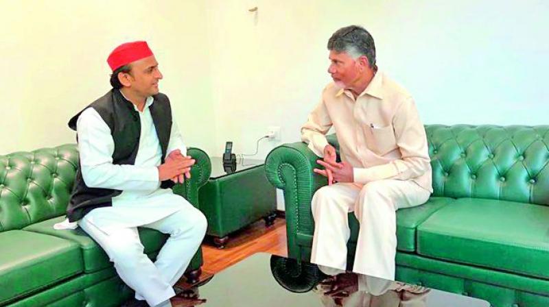 Andhra Pradesh Chief Minister and TD president N. Chandrababu Naidu meets Samajwadi Party president Akhilesh Yadav in Lucknow on Saturday. Andhra Pradesh Chief Minister and TD president N. Chandrababu Naidu meets Samajwadi Party president Akhilesh Yadav in Lucknow on Saturday.