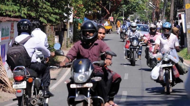 The narrow Thammanam - Pullepady Road. The narrow Thammanam - Pullepady Road.