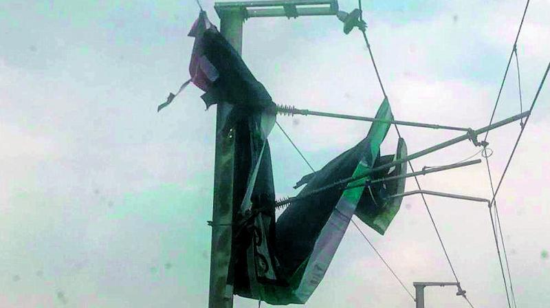 The power disruption due to the incident that happened between Begumpet and Paradise Metro stations stopped the services from 3.35 pm to 4 pm. The power disruption due to the incident that happened between Begumpet and Paradise Metro stations stopped the services from 3.35 pm to 4 pm.