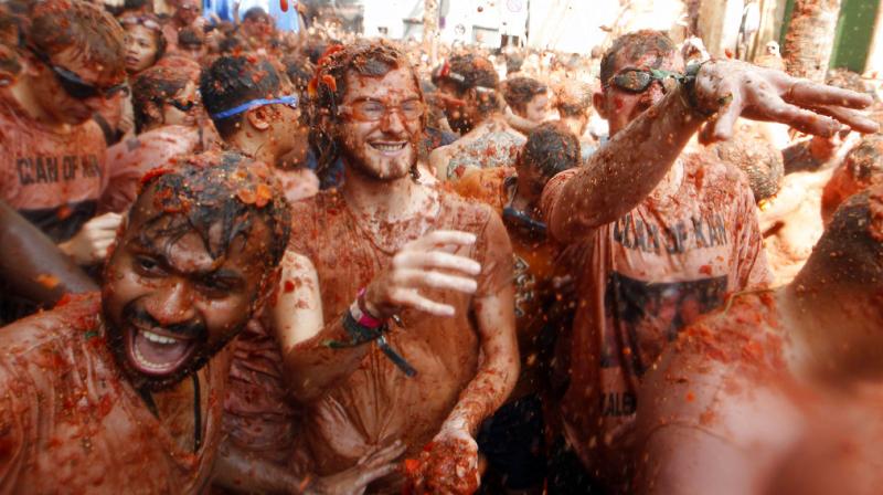 Revelers throw tomatoes at each other, during the annual "Tomatina", tomato fight fiesta, in the village of Bunol, 50 kilometers outside Valencia, Spain. (Photo: AP) Revelers throw tomatoes at each other, during the annual "Tomatina", tomato fight fiesta, in the village of Bunol, 50 kilometers outside Valencia, Spain. (Photo: AP)