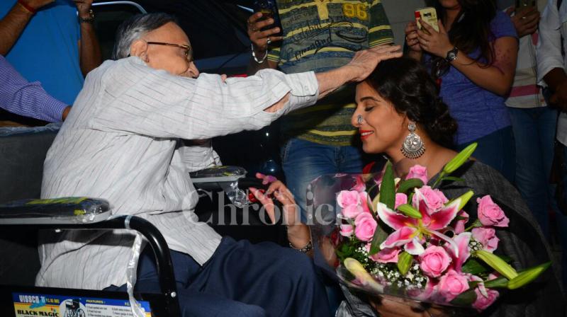 Vidya Balan seeks blessings from her fan. Vidya Balan seeks blessings from her fan.