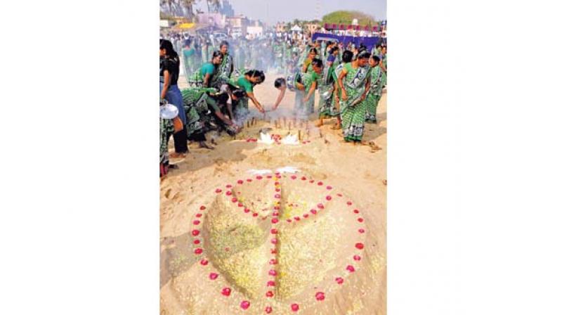 Relatives and family members pay tributes to the victims of tsunami at Marina beach near Pattinapakkam on Wednesday. DC Relatives and family members pay tributes to the victims of tsunami at Marina beach near Pattinapakkam on Wednesday. DC