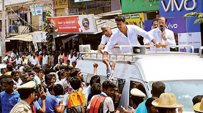 The JD(S) candidate from Mandya Nikhil Kumaraswamy campaigns for the Lok Sabha election at KR Pet in the district on Friday (Photo: KPN) The JD(S) candidate from Mandya Nikhil Kumaraswamy campaigns for the Lok Sabha election at KR Pet in the district on Friday (Photo: KPN)