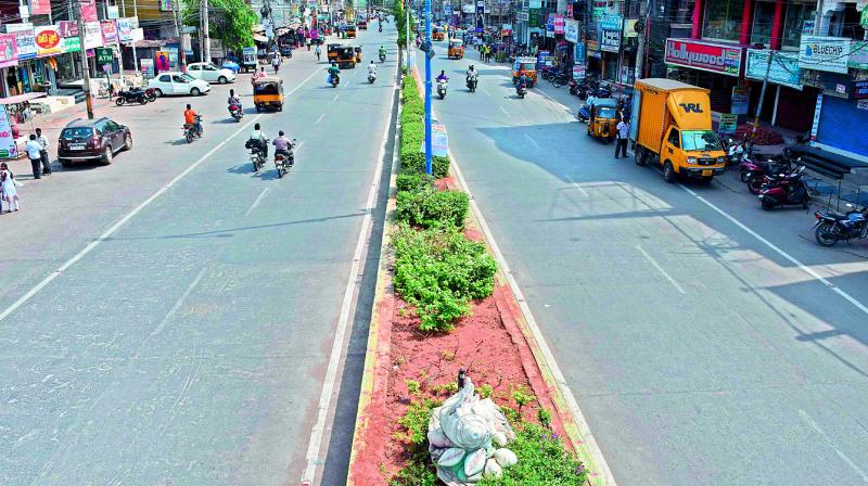 Busy Trunk Road in Nellore wears a deserted look as temperature crossed 44.70C on Monday. — DC Busy Trunk Road in Nellore wears a deserted look as temperature crossed 44.70C on Monday. — DC