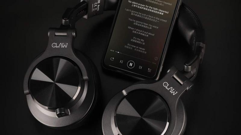 You can also share your music with a friend via the multi-port feature by simply connecting their headphone cable in the unused port. You can also share your music with a friend via the multi-port feature by simply connecting their headphone cable in the unused port.
