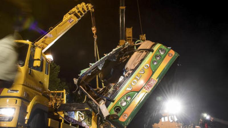 The wreckage of a crashed tourist bus is lifted on a highway in Taipei, Taiwan. (Photo: AP) The wreckage of a crashed tourist bus is lifted on a highway in Taipei, Taiwan. (Photo: AP)