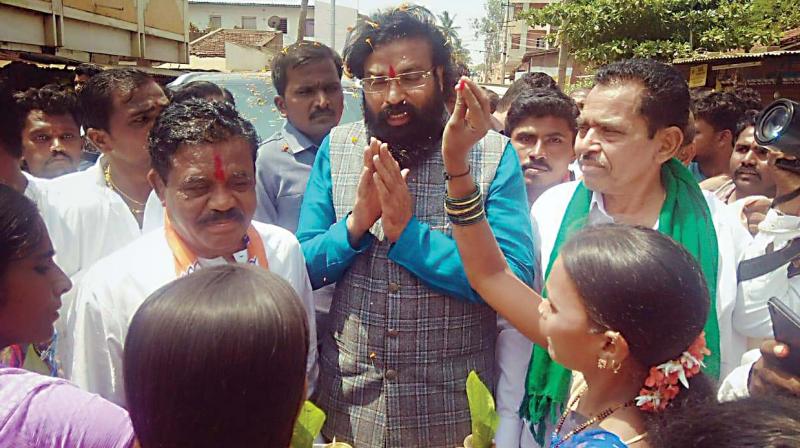 BJP leader B Sriramulu campaigns in Betadur village of Kundagol constituency on Wednesday.. BJP leader B Sriramulu campaigns in Betadur village of Kundagol constituency on Wednesday..