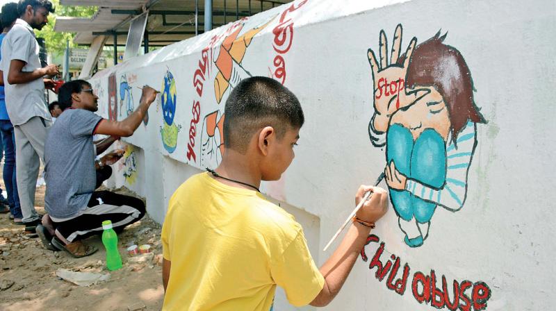 Udhavidathan Piranthom members paint awareness paintings on the compound wall of Bala Gurukulam School in Villivakkam, on Sunday. (Photo: DC) Udhavidathan Piranthom members paint awareness paintings on the compound wall of Bala Gurukulam School in Villivakkam, on Sunday. (Photo: DC)