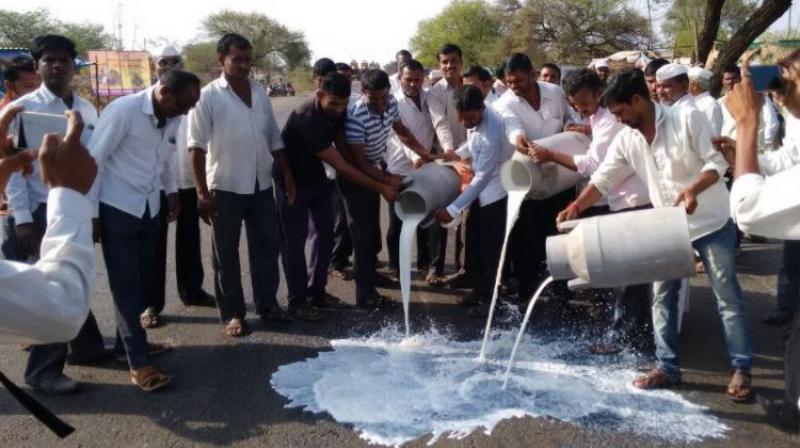 The farmers have demanded a loan waiver after being distressed over falling prices of agriculture produce and other related issues. (Photo: ANI/Twitter) The farmers have demanded a loan waiver after being distressed over falling prices of agriculture produce and other related issues. (Photo: ANI/Twitter)