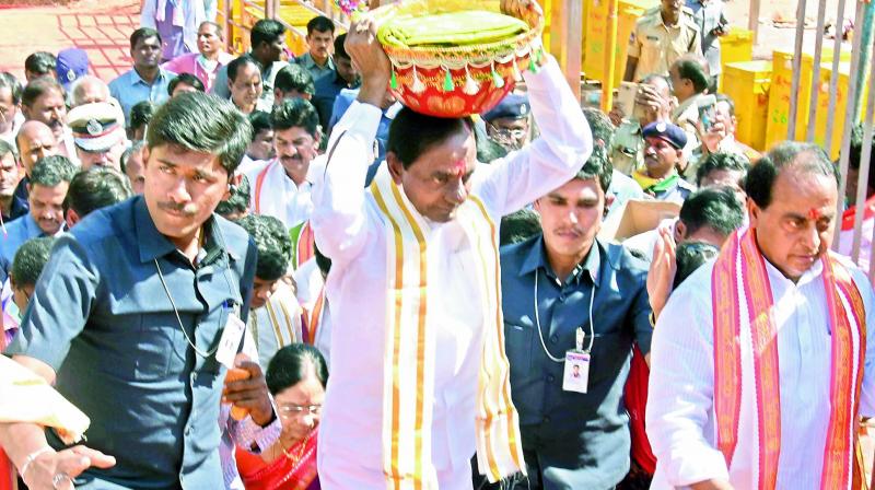 Chief Minister K. Chandrasekhar Rao carries silk cloth for Sammakka and Saralamma during his visit to Medaram on Friday. (Photo: DC) Chief Minister K. Chandrasekhar Rao carries silk cloth for Sammakka and Saralamma during his visit to Medaram on Friday. (Photo: DC)