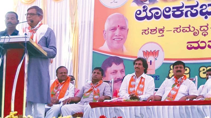 Senior BJP leader S.M. Krishna campaigns for party candidate B.Y. Raghavendra at Bhadravati in Shivamogga constituency on Saturday (Photo: KPN) Senior BJP leader S.M. Krishna campaigns for party candidate B.Y. Raghavendra at Bhadravati in Shivamogga constituency on Saturday (Photo: KPN)
