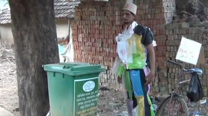 Bishnu Bhagat, popularly known as a 'chalta firta dustbin' (walking-talking form of a dustbin) said his main aim is to create awareness about the hazards of using plastics, be it sipping tea in a plastic cup or carrying shopping bags made of plastic. (Photo: ANI) Bishnu Bhagat, popularly known as a 'chalta firta dustbin' (walking-talking form of a dustbin) said his main aim is to create awareness about the hazards of using plastics, be it sipping tea in a plastic cup or carrying shopping bags made of plastic. (Photo: ANI)