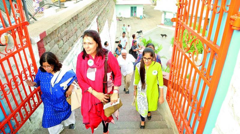 On the dot, the walk started at 7 am near the Purana Pul Darwaza. On the dot, the walk started at 7 am near the Purana Pul Darwaza.