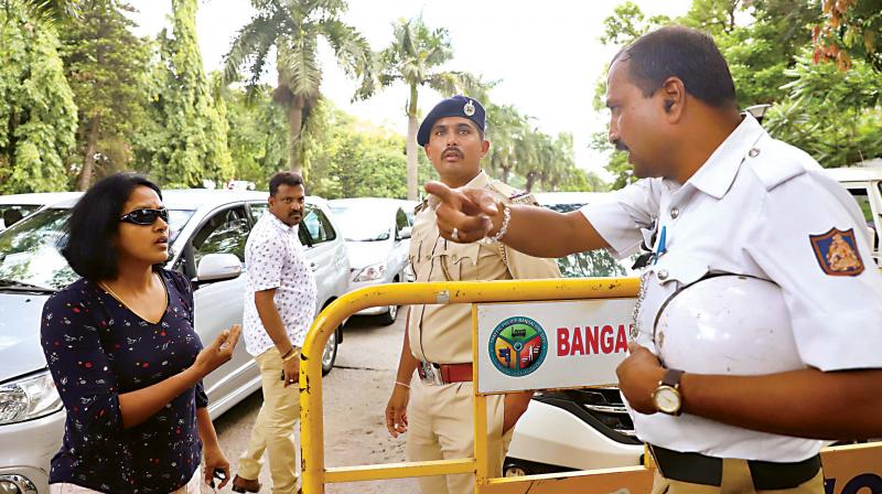 A woman, stuck in a traffic jam, argues with a police officer near Raj Bhavan on Wednesday afternoon (Image: DC) A woman, stuck in a traffic jam, argues with a police officer near Raj Bhavan on Wednesday afternoon (Image: DC)