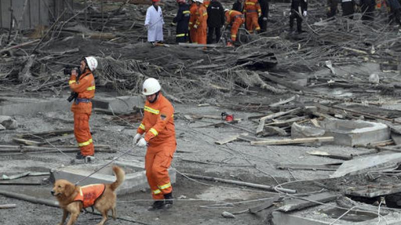 Rescue workers look for survivors after a work platform collapsed at the Fengcheng power plant in eastern China. (Photo: AP) Rescue workers look for survivors after a work platform collapsed at the Fengcheng power plant in eastern China. (Photo: AP)