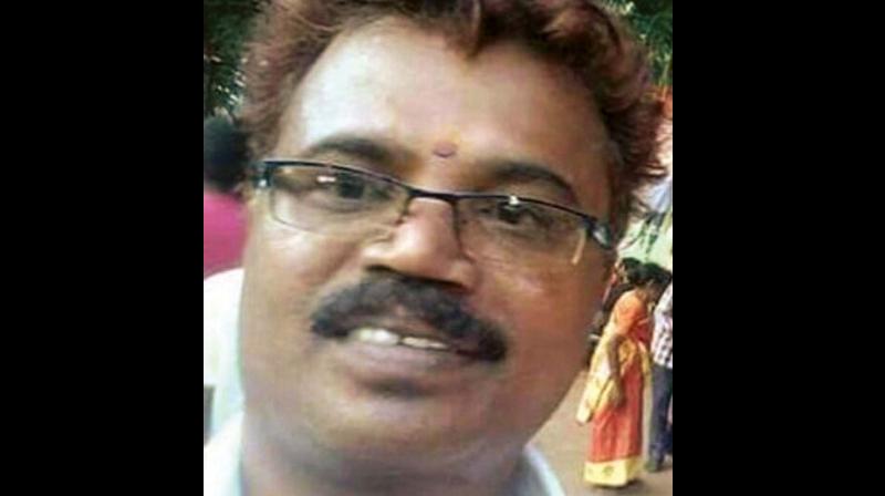 The four attackers arrived in an autorickshaw, waylaid him near Anjanappa Garden and attacked him with knives and machetes. Although rushed to the Victoria Hospital, he succumbed to his injuries. The four attackers arrived in an autorickshaw, waylaid him near Anjanappa Garden and attacked him with knives and machetes. Although rushed to the Victoria Hospital, he succumbed to his injuries.