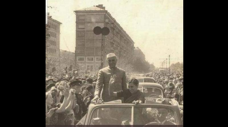 Tharoor shared a photo of India’s first Prime Minister’s Jawaharlal Nehru and his daughter Indira Gandhi’s mega reception abroad in the 1950s. (Photo: Twitter) Tharoor shared a photo of India’s first Prime Minister’s Jawaharlal Nehru and his daughter Indira Gandhi’s mega reception abroad in the 1950s. (Photo: Twitter)
