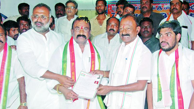 APCC chief N. Raghuveera Reddy submits his application for Kalyanadurgam Assembly segment. (Photo: DC) APCC chief N. Raghuveera Reddy submits his application for Kalyanadurgam Assembly segment. (Photo: DC)