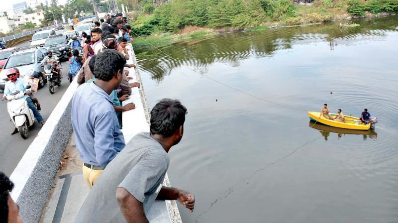 Cops on borrowed boat searching for the transgender who leaped into Adyar river, on Thursday. (Photo: DC) Cops on borrowed boat searching for the transgender who leaped into Adyar river, on Thursday. (Photo: DC)