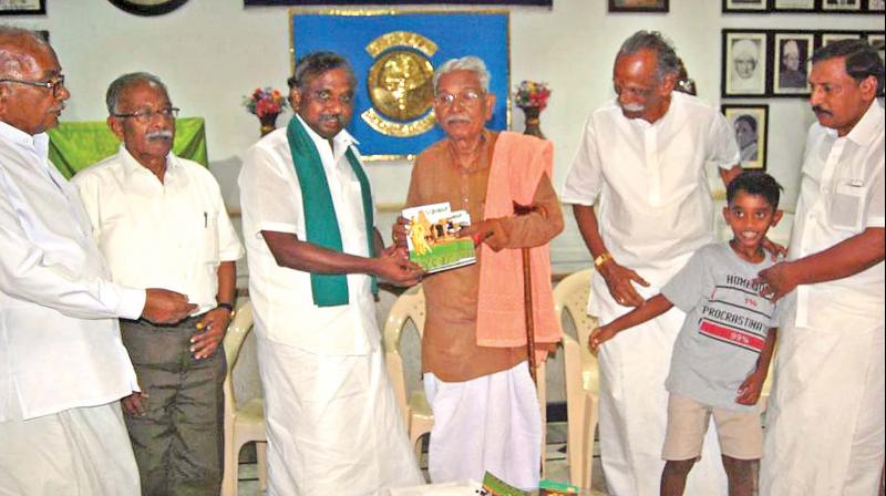 P.R.Pandian, co-ordinator of Thamizhaga Anaithu Vivasaya Sangangalin Orunginaippu Kuzhu receives “Pasumai”, a book written by V.Palaniappan at Thanjavur on Saturday. Thanjai A.Ramamurthy, senior politician of Thanjavur and writer releases the book. (Photo: DC) P.R.Pandian, co-ordinator of Thamizhaga Anaithu Vivasaya Sangangalin Orunginaippu Kuzhu receives “Pasumai”, a book written by V.Palaniappan at Thanjavur on Saturday. Thanjai A.Ramamurthy, senior politician of Thanjavur and writer releases the book. (Photo: DC)
