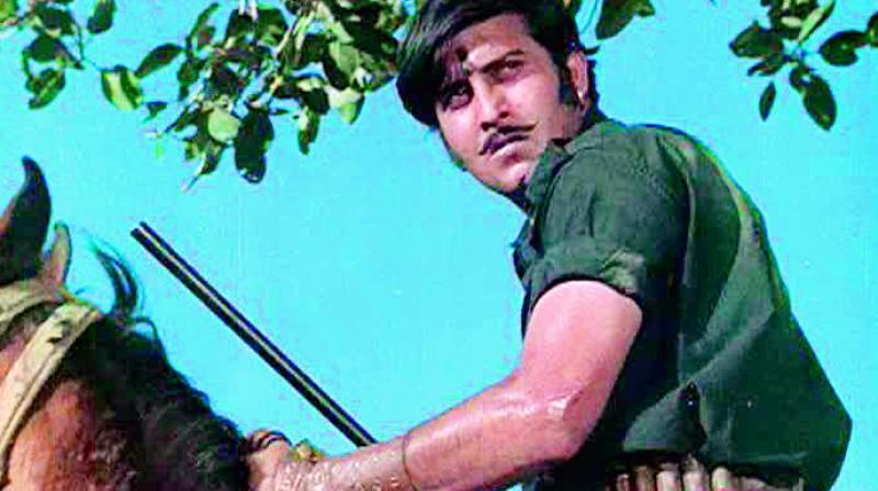 Mahesh Bhatt’s brother, Mukesh Bhatt who was a secretary to Smita Patil then, took on the role of Vinod’s secretary as well. Mahesh Bhatt’s brother, Mukesh Bhatt who was a secretary to Smita Patil then, took on the role of Vinod’s secretary as well.