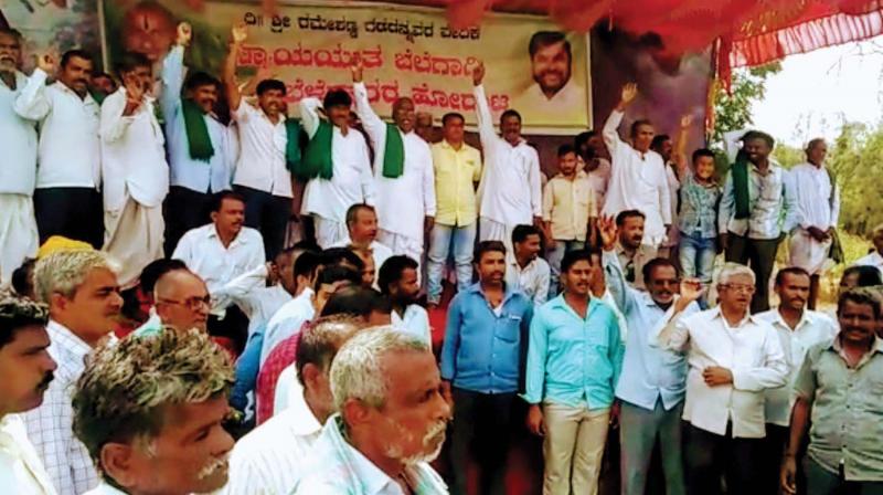 Farmers protesting in Bagalkot on Sunday for better prices for sugarcane (Photo:KPN) Farmers protesting in Bagalkot on Sunday for better prices for sugarcane (Photo:KPN)
