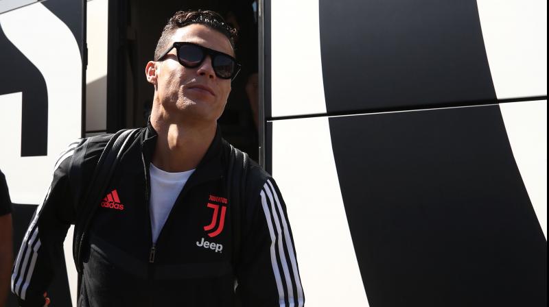As Ronaldo appears in the lobby of the hotel, Kwak shouts in English, "Why didn't you play in Korea?" only to be ignored. (Photo: AFP) As Ronaldo appears in the lobby of the hotel, Kwak shouts in English, "Why didn't you play in Korea?" only to be ignored. (Photo: AFP)