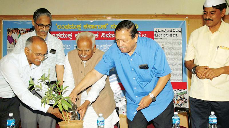 Former Lokayukta Justice Santosh Hegde, former Speaker Krishna, Srikumar, IPS, and Raghunandan T.R., IAS, at a symposium on ‘Good administration’ in Bengaluru on Saturday – KPN Former Lokayukta Justice Santosh Hegde, former Speaker Krishna, Srikumar, IPS, and Raghunandan T.R., IAS, at a symposium on ‘Good administration’ in Bengaluru on Saturday – KPN