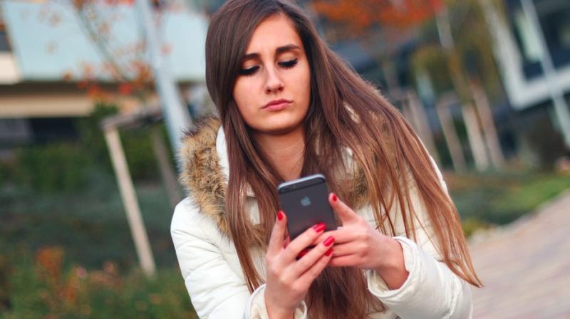 Doctor warns being addicted to our phones could lead to migraine and blurred vision. (Photo: Pixabay) Doctor warns being addicted to our phones could lead to migraine and blurred vision. (Photo: Pixabay)