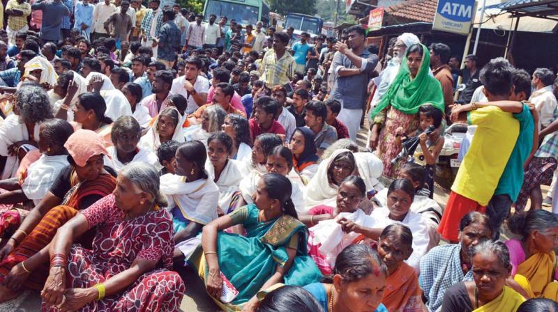 Residents of Pandathurai and nearby villages stage road roko (Photo: DC) Residents of Pandathurai and nearby villages stage road roko (Photo: DC)
