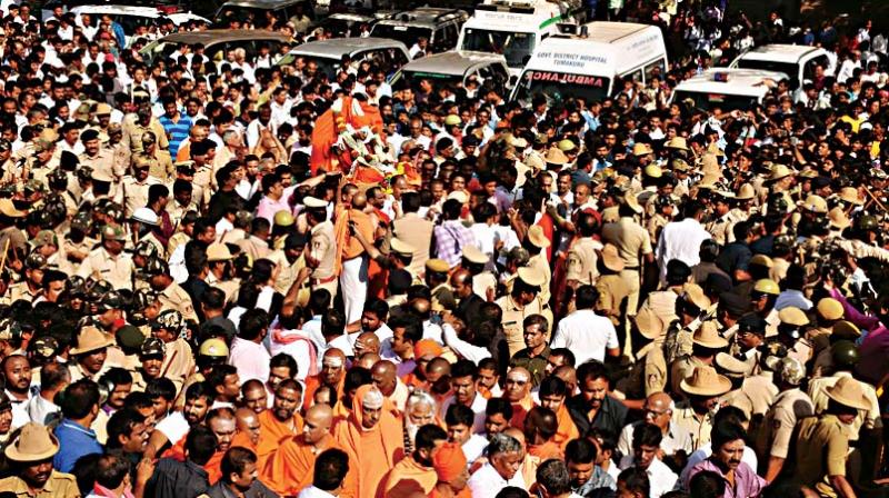 Devotees throng to pay final respects to Dr Shivakumar Swamiji at the Matha premises on Monday (Photo: KPN) Devotees throng to pay final respects to Dr Shivakumar Swamiji at the Matha premises on Monday (Photo: KPN)