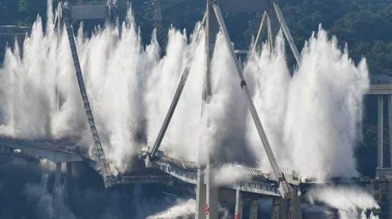 Explosive charges blow up the eastern pylons of Genoa's Morandi motorway bridge. (Photo: AFP) Explosive charges blow up the eastern pylons of Genoa's Morandi motorway bridge. (Photo: AFP)