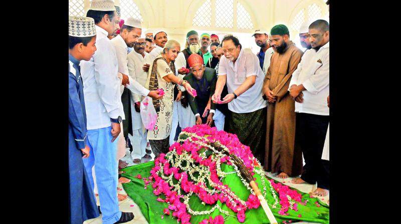 Members of the Deccan Heritage Trust and the Nizam VI Nawab Mir Mahbub Ali Khan Bahadur Foundation pay floral tributes to mark the 109th death anniversary of the sixth Asaf Jahi ruler, at the grave at the Macca Masjid on Thursday. (Photo: DC) Members of the Deccan Heritage Trust and the Nizam VI Nawab Mir Mahbub Ali Khan Bahadur Foundation pay floral tributes to mark the 109th death anniversary of the sixth Asaf Jahi ruler, at the grave at the Macca Masjid on Thursday. (Photo: DC)