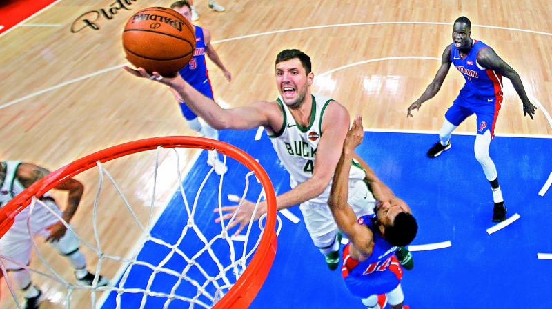 Nikola Mirotic of the Milwaukee Bucks goes to the basket against Ish Smith of the Detroit Pistons in the first half of Game Four of the first round of the NBA Eastern Conference Playoffs at Little Caesars Arena in Detroit, Michigan (USA) on Monday. The Bucks won 127-104. (Photo: AFP) Nikola Mirotic of the Milwaukee Bucks goes to the basket against Ish Smith of the Detroit Pistons in the first half of Game Four of the first round of the NBA Eastern Conference Playoffs at Little Caesars Arena in Detroit, Michigan (USA) on Monday. The Bucks won 127-104. (Photo: AFP)