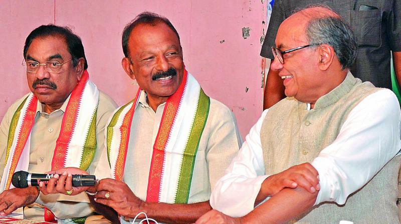 AICC general secretary Digvijay Singh shares a word with PCC president N. Raghuveera Reddy at the co-ordination committee meet in Vijayawada on Monday. (Photo: DC) AICC general secretary Digvijay Singh shares a word with PCC president N. Raghuveera Reddy at the co-ordination committee meet in Vijayawada on Monday. (Photo: DC)