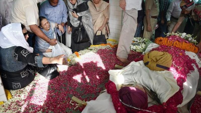 Family members mourn during the last rites of former Punjab DGP KPS Gill in New Delhi on Sunday. (Photo: PTI) Family members mourn during the last rites of former Punjab DGP KPS Gill in New Delhi on Sunday. (Photo: PTI)