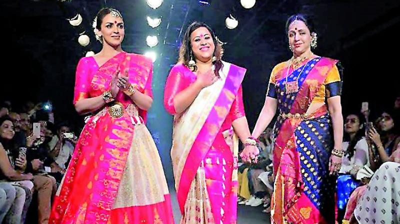 Esha Deol and mother Hema Malini walk the ramp for designer Sanjukta Dutta at LFW’18 Esha Deol and mother Hema Malini walk the ramp for designer Sanjukta Dutta at LFW’18