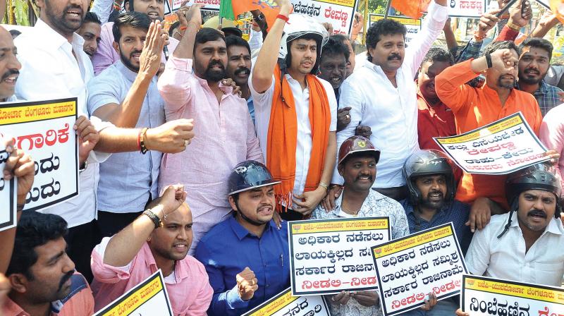 BJP Yuva Morcha members protesting against stone pelting on the residence of Hassan MLA Preetham Gowda, in Bengaluru on Thursday (Photo: DC) BJP Yuva Morcha members protesting against stone pelting on the residence of Hassan MLA Preetham Gowda, in Bengaluru on Thursday (Photo: DC)