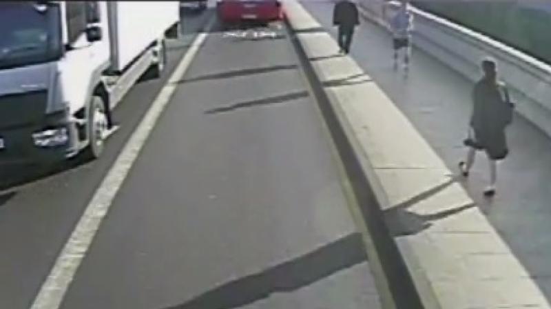 Moments before the running jogger pushes woman in front of bus (Photo: Facebook/Merton Police) Moments before the running jogger pushes woman in front of bus (Photo: Facebook/Merton Police)