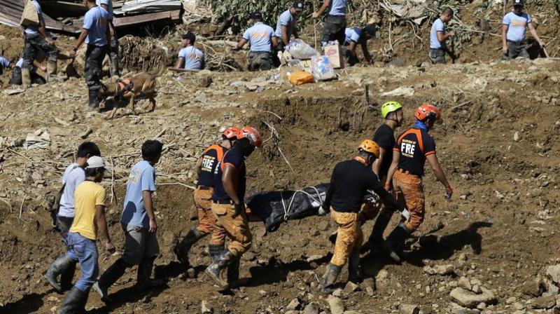 Rescuers carry a body they recovered at the site where victims are believed to have been buried by a landslide after Typhoon Mangkhut lashed Itogon, Benguet province in northern Philippines. (Photo: AP) Rescuers carry a body they recovered at the site where victims are believed to have been buried by a landslide after Typhoon Mangkhut lashed Itogon, Benguet province in northern Philippines. (Photo: AP)