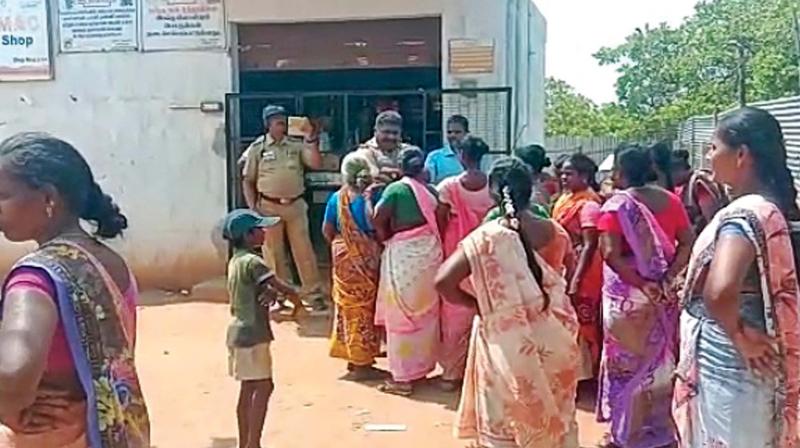 Women farm workers gherao wine shop set up on a agriculture field in Ariyalur district.(Photo: DC) Women farm workers gherao wine shop set up on a agriculture field in Ariyalur district.(Photo: DC)