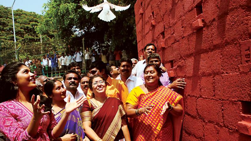 Mayor G. Padamavathi inaugurates the world’s first Biodiversity Birds Wall on ‘Baanadi Marali Baa Gudige’ at Yediyur Lake in Bengaluru on Thursday. Adamya Chetana foundation president Tejaswini Ananth Kumar and others are also seen. (photo: DC) Mayor G. Padamavathi inaugurates the world’s first Biodiversity Birds Wall on ‘Baanadi Marali Baa Gudige’ at Yediyur Lake in Bengaluru on Thursday. Adamya Chetana foundation president Tejaswini Ananth Kumar and others are also seen. (photo: DC)